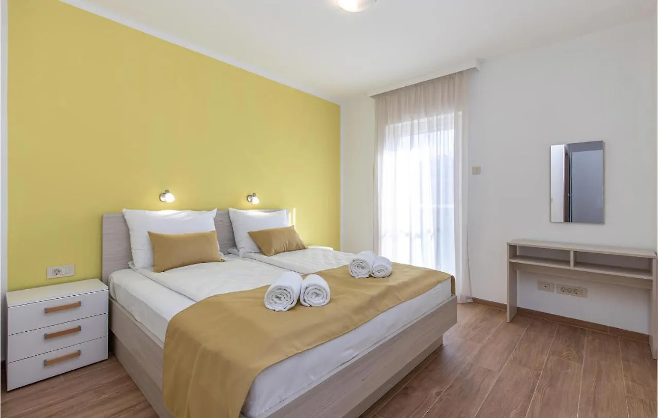 Awesome Apartment In Kostrena With Jacuzzi Zurkovo